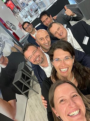 [Translate to Italiano:] Gruppenfoto von Alupress Mitarbeitende bei der Euroguss 2024