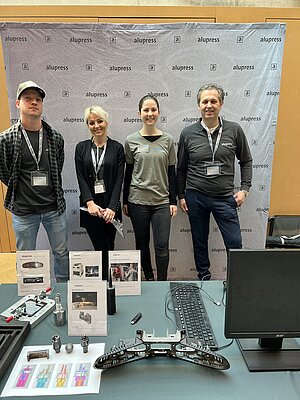 Mitarbeitende von Alupress auf dem Messestand im Bildungszentrum Tschuggmall