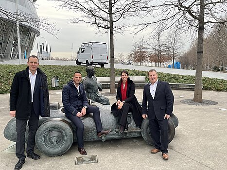 [Translate to English:] Oliver Janz, Gebhard Pabst, Carmen Schäfer und Thomas Däullary von Alupress bei der Mercedes Roadshow 2024