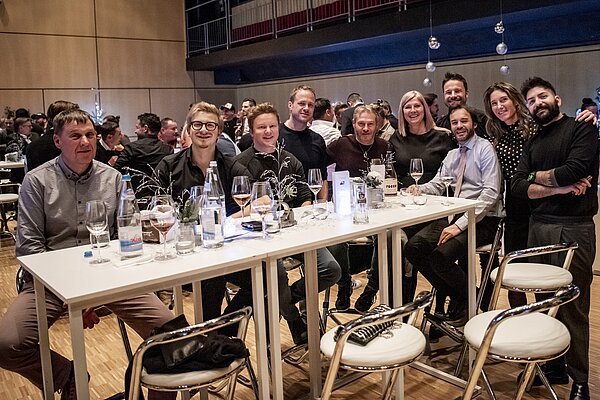 [Translate to Italiano:] Gruppenbild mit Mitarbeitenden der Alupress bei der Weihnachtsfeier