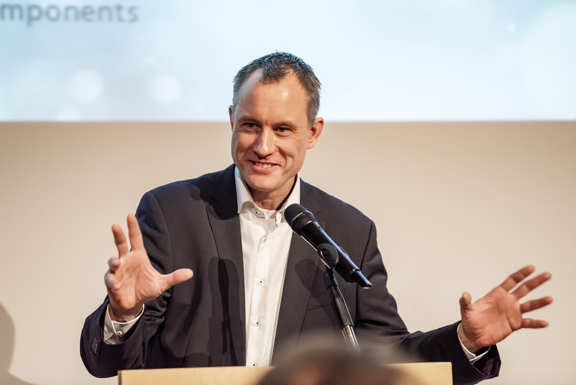 Geschäftsführer Oliver Janz während der Rede bei der Weihnachtsfeier in Brixen