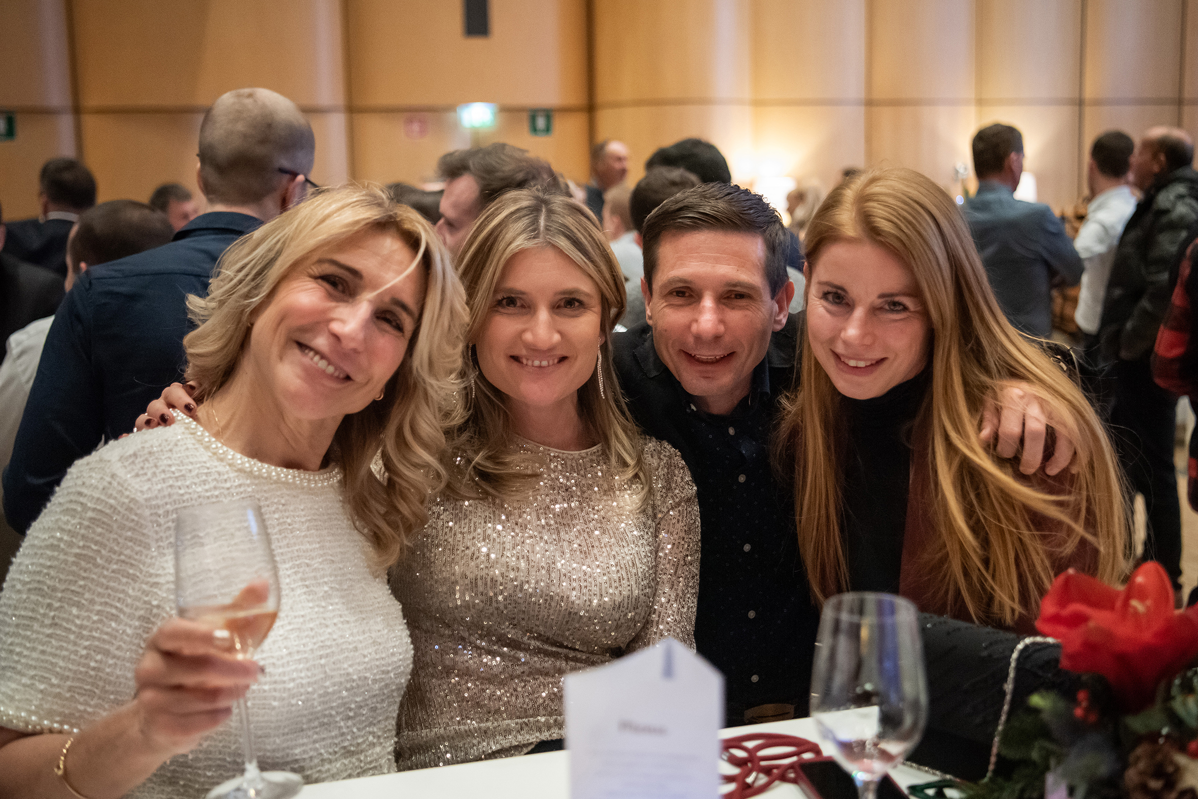 Alupressiani nella foto di gruppo alla festa di Natale 2024