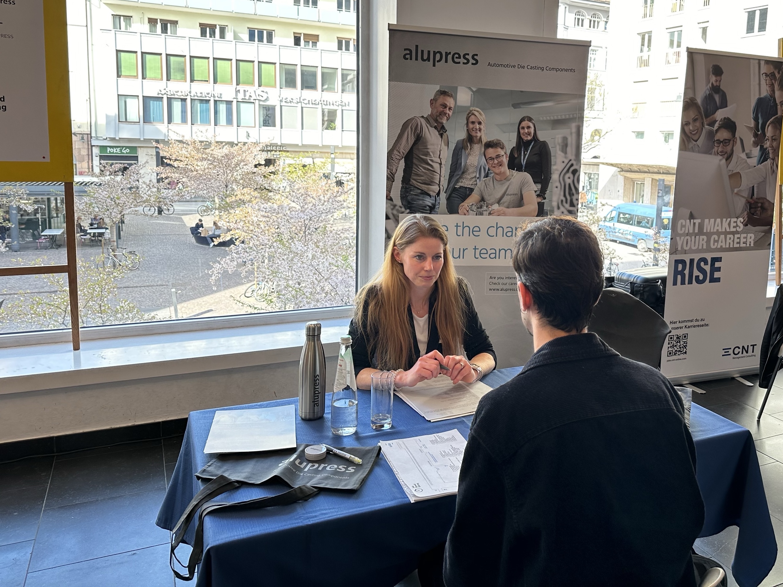 HR-Mitarbeiterin im Gespräch mit einem Kandidaten beim Job Speed Dating der UniBz